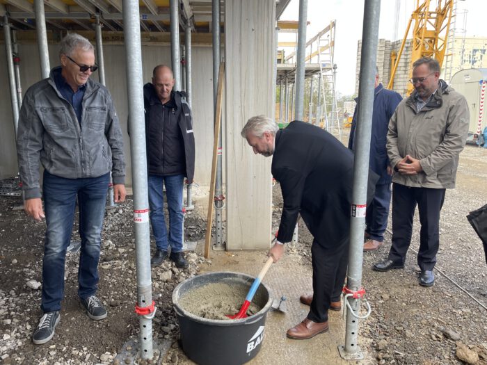 Grundsteinlegung in Lüdenscheid und Bürgermeister auf der Baustelle